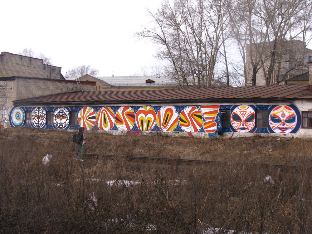 Начало сезона, длинное граффити  видно из поезда.